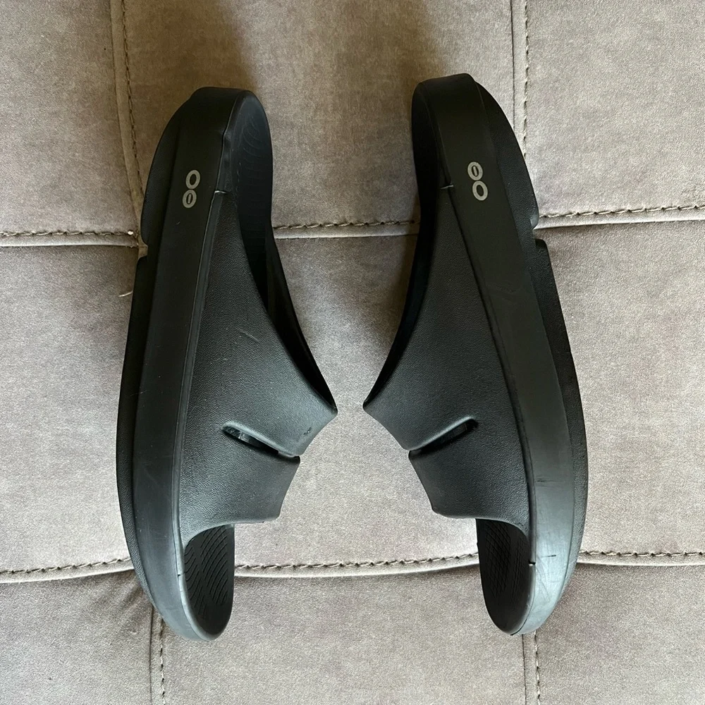 OOFOS Black Comfort Slides